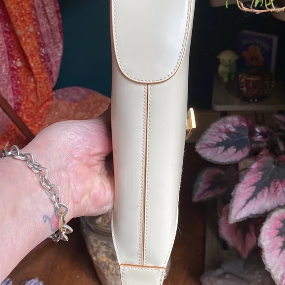 Salvatore Ferragamo cream leather handbag. - Picture 6 of 11